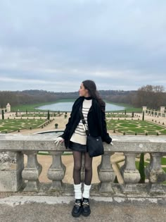 Versailles Outfit Ideas Fall, Versailles Aesthetic Outfit, Fashion In France Outfits, Amsterdam March Outfit, England Aesthetic Outfit Winter, Outfit Ideas France, Versailles Palace Outfit, May Paris Outfits, Outfits To Wear In Paris Spring