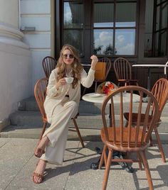 Cafe Girl Aesthetic, Pretty Cafe, Old Money Outfit Ideas, Fall Fashion 2023, Old Money Outfit, Money Outfit, Parisian Chic Style, Pakistani Fashion Casual, Photography Posing Guide