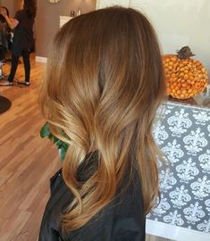 Caramel Praline Hair, Dark Caramel Hair Color, Caramel Bronde, Light Caramel Hair, Dark Caramel Hair, Honey Brown Hair, Hair Color Caramel, Fall Hair Cuts, Caramel Balayage