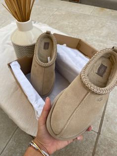 Ugg Boots Tasman, Ugg Tasman Beige, Platform Ugg Tasman, Beige Uggs, Ugg Tasmans, Ugg Beige, Ugg Tasman Slippers Outfit, Tasman Slippers Outfits, Tasman Uggs