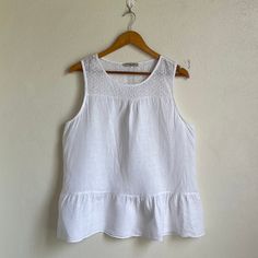 Francesca Bettini Sleeveless White Linen Blouse ❤️ In excellent condition ❤️ 100% Linen ❤️ 100% Cotton White Eyelet Top ❤️ MADE IN ITALY Measurement 🧡 Bust : 38 inches 🧡 Length : 25 inches 🚚Shipping: USD 15 Thank you for looking White Linen Sleeveless Camisole, Sleeveless Linen Camisole For Vacation, Fitted Sleeveless Vacation Blouse, Sleeveless Linen Blouse For The Beach, Sleeveless Linen Blouse For Beach, Sleeveless Linen Tank Top For Daywear, Fitted Sleeveless Linen Blouse, Sleeveless White Linen Blouse, White Sleeveless Linen Blouse