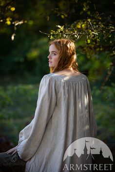 Linen underdress “Townswoman” with loose sleeves for sale. Available in: white fine flax linen, natural fine flax linen, pink fine flax linen :: by medieval store ArmStreet Bohemian Long Sleeve Tops For Larp, Elvish Medieval Dress With Long Sleeves, Peasant Style Long Sleeve Linen Medieval Dress, Peasant Style Medieval Dress With Long Sleeves, Renn Faire, Medieval Dresses, Medieval Clothes, Woolen Dresses, Pale Lilac