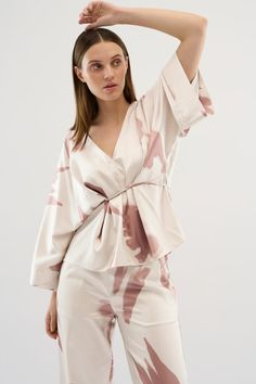 Pasform: Oversize fit, Længde: Höft, Udformning: 3/4 ärm Oversized Long Sleeve Beige Blouse, Spring Loungewear Tops With Kimono Sleeves, Beige Long Sleeve Tops With Blouson Sleeves, Beige Long Sleeve Blouse With Blouson Sleeves, Beige Long Sleeve Blouse With Relaxed Fit, V-neck Blouse With Unlined Sleeves For Spring, Spring V-neck Blouse With Unlined Sleeves, Beige Long Sleeve Blouse For Brunch, Oversized Long Sleeve Blouse For Brunch