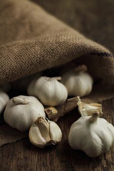 some garlic is sitting on top of a sack