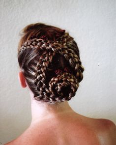 XO braided hairstyle. Dutch Braid On Yourself, Dutch Braids Into Bun, Braids Into Bun, Dutch Braids, Dance Hairstyles, Beautiful Braids, Dutch Braid, Hair Strand