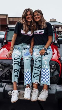 Senior Jeans Ideas, Homecoming Jeans Ideas, School Spirit Outfit, Senior Painted Jeans, Painted Overalls, Senior Jeans, Senior Year Fun, School Spirit Week, Homecoming Spirit