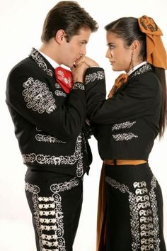 La Hija del Mariachi Mexican Party Decorations, Don Carlos, Cute Couple Halloween Costumes, Mexico Culture, Traditional Mexican, Mexican Style, Couple Halloween, Couple Halloween Costumes