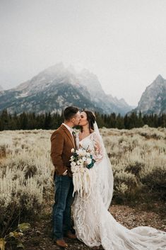 Can you imagine a more beautiful and picturesque elopement location than Grand Tetons National Park? I can't! Anna + Isaac had a glam, western-inspired intimate ceremony with friends and family with the mountain background. We then took bridal portraits at the foot of the mountains, and the fields and mist over the Tetons make them so magical and boho. Interested in eloping in Grand Tetons? I'd love to be your photographer! Inquire with my by clicking the link in my bio! Patagonia Elopement, Glam Western, Elopement Mountain Photography, Bride And Groom Mountain Photos, Mountain Top Elopement Photography, Dolomite Elopement, Mountain Family Photos