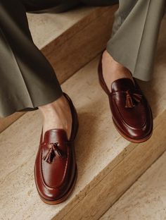 Taormine Brownie - Mocassins à glands pompons pampilles en cuir marron avec semelle en cuir avec patin en caoutchouc injecté Boots Leopard, Mens Tassel Loafers, Gentleman Aesthetic, Tassel Loafers, Summer Season, Gentleman, Espadrilles, Loafers, Spring Summer