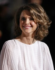 Keri Russell Hair, Celebrity Short Hair, Medium Curls, Girls Short Haircuts, Keri Russell, Medium Layered Haircuts, Shoulder Length Hair Cuts, Hair Affair, Girl Haircuts