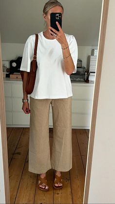 Danish Style Fashion Summer, Minimalist Mom Outfits, Montauk Outfit Summer, Comfy Church Outfit, Neutral Casual Outfits, Copenhagen Street Style Summer, Europe Outfits, Mama Style, Looks Street Style