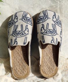 Beige Cotton Fabric Comfy Embroideried Slide SandalsMade of:-Cotton Fabric Upper.-Rubber sole-Cotton Fabric cushioned insole. Casual Comfy Shoes, 2022 Shoes, Beige Cotton Fabric, Brown Wedge Sandals, Floppy Sun Hats, Brown Cowhide, Cotton Jumpsuit, Chunky High Heels, Tassel Drop Earrings