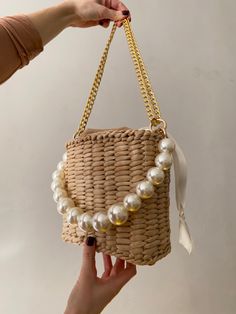 Beige Bag With Chain Strap For Summer, Beige Bags With Chain Strap For Summer, Summer Beige Bag With Chain Strap, Chic Beige Straw Bag As Gift, Chic Beige Straw Bag For Gift, Summer Beige Shoulder Bag With Pearl Handle, Summer Bags With Pearl Handle In Natural Color, Summer Evening Bag With Pearl Handle As Gift, Summer Evening Bag With Pearl Handle, Handheld