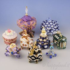 there are many small beaded items on display in this photo, including cupcakes and cakes