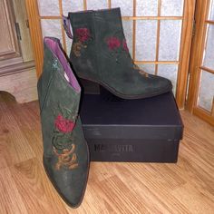 Nwt/Nwb Mala Vita By Mtng Serraje Verde Boots Leather; Deep Forest Green; Featuring Floral Embroidery; Side Zip; Made In Spain Size 39 / Us Womens 8.5 Msrp $173. Smoke Free Home. Open To Offers & I Give Bundle Discounts. Thanks For Looking! Deep Forest Green, Embroidered Boots, Deep Forest, Boots Leather, Shoes Heels Boots, Floral Embroidery, Forest Green, Side Zip, Shoes Women Heels