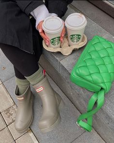 Green bag boots coffee starbucks cozy cold weather winter fall fashion drink outfit 2021 Huk Boot Outfits, Winter Rain Boots, Short Hunter Boots Outfit Fall, Aesthetic Rain Boots, Short Wellies Outfit, Ankle Hunter Boots Outfit, Hunter Boots Aesthetic, Hunter Rain Boots Outfit Fall, Hunter Play Boots Outfit