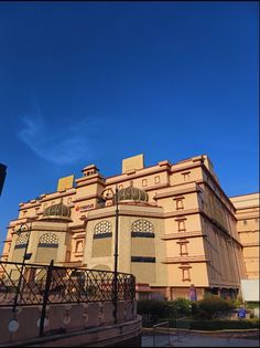 a large building with many windows on it