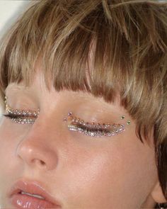 sparkly eye makeup Colourful Eye Makeup, Make Carnaval, Beauty Guru, Glitter Makeup, Festival Looks, Makeup Goals, Party Makeup, Girls Makeup