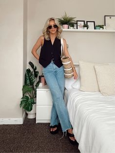 Black Platform Flip Flops Outfit, Waistcoat Outfit 2023, Tailored Vest With Jeans, Jeans And Blazer Outfit Classy Chic, Chic Summer Office Outfits, Style Black Waistcoat, Capsule Wardrobe Summer Outfits, Black Jean Spring Outfits, Work Outfit Jeans Summer