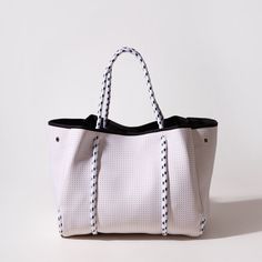 El bolso moderno para todos los días, perfecto para el trabajo, el gimnasio, la playa, los viajes y todo lo demás. White Weekender Bag With Double Handle For Travel, Sporty Everyday Shoulder Bag With Double Handle, White Shoulder Weekender Bag For Travel, Large Capacity White Travel Bag, White Double Handle Weekender Bag For Travel, White Travel Bag With Double Handle, White Large Capacity Travel Bag, Large Capacity White Shoulder Bag For Summer, Trendy White Travel Bag