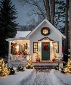 Small Luxury House, Christmas Cabins, Farmhouse Reno, Beautiful Mansions, Cozy Homes, Cottage Shabby Chic, Charming Cottage, Christmas Vibe, Bloxburg Ideas