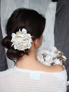 Ivory peony flower hair pin. Flowers and leafs are made and colored by me. Petals are made from thin silk foam thanks this they are soo delicate and velvet in touch like a real flowers. This esclusive hair accessory is made made with care for every detail. They look beautiful in a Spanish bun. Flower diametre is around 12cm (5inch). Peony Hair Piece, Ivory Peonies, Flower For Hair, Flower Hair Pins Wedding, Floral Hair Pieces, Bridal Hair Flowers, Wedding Hair Clips