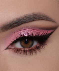 Elegant Pink Eye Makeup, Birthday Party Eyeshadow Looks, Hot Pink Hoco Makeup, Make Up Roz, Smoky Pink Eye Makeup, Black And Pink Makeup Looks, Bright Pink Eyeshadow Looks, First Date Makeup Ideas, Pink Prom Makeup Looks