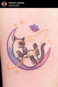 On this pin, there is a cute tattoo of a space cat on the moon done by Minari tattoo on Instagram Gothy Girly Tattoos, Space Rats Tattoo, Tattoo Ideas Color, Cute Tattoo Designs, Tattoo Ideas Cute, Miniature Tattoos, Tattoo Gato, Ephemeral Tattoo, Pastel Tattoo