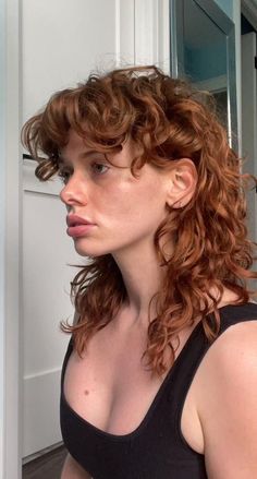 25 Trendy Aesthetic Shaggy Haircuts for Women: Your Ultimate Style Guide | The Best Stylish 25 Shaggy Haircuts for Women (Detailed Gallery) Medium Wavy Shag Haircuts, Androgynous Hair Long, Shag Haircut 70s, Curly Layered Hairstyles, Shaggy Haircuts Short, Curly Hair Shag, 70s Shag