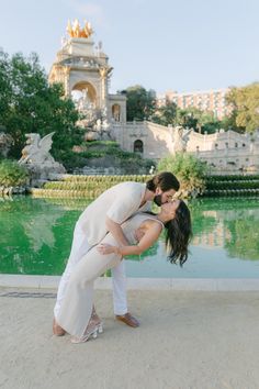 Man kissing his wife to be after marriage proposal in Barcelona Barcelona Sunset, Barcelona Park Guell, Photoshoot Sunset, Barcelona Wedding, Marriage Proposal, Surprise Proposal, Marriage Proposals, Travel Couple