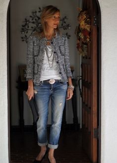 Mode Over 50, Looks Jeans, Mode Tips, Boucle Jacket, Mode Casual, A Jacket, Looks Chic, 가을 패션, Fashion Over 50