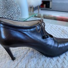 Super Soft Ankle Boots With A Bead & Crystal Laces. Made In Italy Buttery Soft Heels Are Approximately 3.5” In Excellent Condition. Armani Shoes, Soft Heels, Crystal Lace, Giorgio Armani, Crystal Beads, Ankle Boot, Ankle Boots, Oxford, In Italy