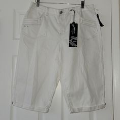 Rise 11.5" Waist 18.5 Length 26.5" White Knee-length Jean Shorts With Pockets, White Relaxed Fit Knee-length Bottoms, White Knee-length Bermuda Shorts With Pockets, White Mid-rise Capris For Summer, White Bermuda Pants For Spring, Spring White Bermuda Pants, Cotton Capris With Built-in Shorts, Short Cotton Capris For Spring, Spring Short Cotton Capris