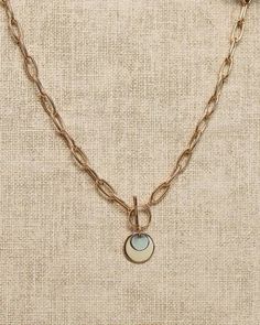 Ce magnifique collier court fait d'une superbe chaîne style trombone est la pièce parfaite pour ajouter une touche d'éclat à votre tenue. - Fermoir à bascule Yoga Jeans, Paperclip Chain Necklace, Slim Fit Dress Shirts, Slim Fit Dresses, Maternity Shops, Necklaces Jewelry, Linen Shop, Trombone, Accessories Jewelry Necklace