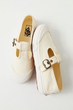 Vans Style 93 Sneakers Mary Janes Outfit, Style Skate, Postpartum Fashion, Style Vans, Vans White, Crazy Outfits, Skate Style, Vans Style, Dressed To The Nines