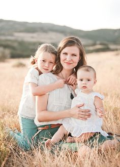 Natural Mom, Mother Daughter Photos, Sibling Photography, Mom And Kids, Family Portrait Poses, Children Photography Poses, Family Picture Poses, Mother Daughter Photography