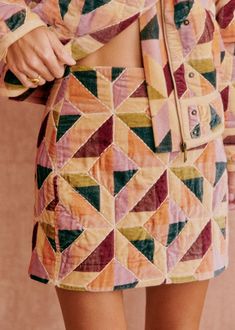 Long Closet, Skirt Patchwork, Groovy Clothes, Quilt Shirt, Fashion Textiles, Quilted Skirt, Patchwork Skirt, Diy Sewing Clothes, Patch Quilt