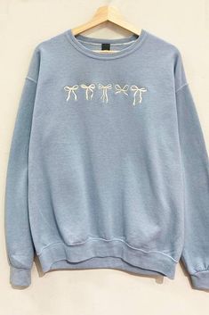 LONG SLEEVE CREW-NECK GARMENT-DYED EMBROIDERED MINI-BOWS OVERSIZED GRAPHIC SWEATSHIRT Cute Crewneck Designs, Sweater Cricut Ideas, Embroidery Inspiration Machine, Hand Embroidered Sweatshirt Ideas, Cute Embroidered Sweatshirt, Crewneck Diy, Embroider Sweatshirts, Embroidery Sweatshirt Ideas, Oversized Crewneck Outfit