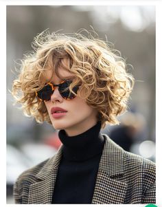 Short Wavy Haircuts, Curly Pixie Haircuts, Hairstyle Examples, Bob Haircut Curly, Wavy Haircuts, Haircuts For Curly Hair, Penteado Cabelo Curto, Chic Hairstyles