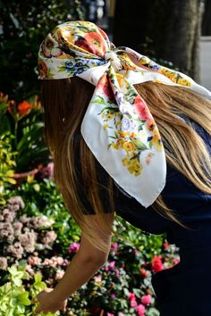 Beach Head Scarf, Head Scarf Tutorial, Lazy Hairstyles, Scarf Tutorial, Gucci Floral, Gucci Scarf, Hair Scarf Styles, Head Scarf Styles, Bow Hairstyle