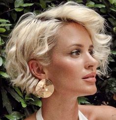 Italian Hair Styles, Short Curly Hair Blonde, Silver Hair Color Ideas, Bob Haircuts For Black Women, Short Blonde Pixie, Chic Short Haircuts, Haircuts For Black Women, Silver Hair Color, Short Curly Haircuts