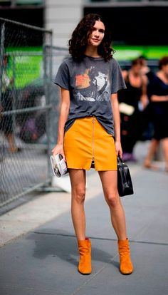 It Girl - saia-amarela-bota-amarela-camiseta-estampada - camiseta - Meia Estação - Street Style New York City Street Style, Look Grunge, Leather Skirt Outfit, Street Style 2017, Orange Skirt, Current Fashion Trends, Mode Inspo, Fashion Mode, Mode Inspiration