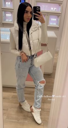 White Puff Vest Outfit, White Puffer Vest Outfits For Women, Hoodie And Vest Outfit, Outfit Chaleco Blanco, Outfit Cumpleaños Mujer Dia Casual, Chaleco Blanco Outfit, Puffy Vest Outfit, White Jacket Outfit