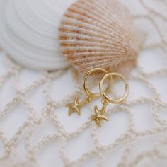 The Starfish Hoops are the cutest ocean-themed accessory to add to your wardrobe! 14k gold vermeil, good for sensitive ears, and wear and tarnish resistant. Mauve Jewelry, Sweet 15 Ideas, Gold Huggies, Earrings Beach, Floral Wrapping Paper, Hoops Gold, Gold Gift, Inspired Jewelry, Hypoallergenic Earrings