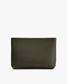 Rectangular leather pouch with a smooth texture. Small Zipper Pouch, Leather Wear, Luggage Accessories, Small Wallet, Everyday Bag, Small Leather Goods, Beauty Essentials, Small Designs, Wear It