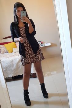 Vestido de onça + camisa preta + coturno Dress Stockings Outfit, Vestido Animal Print, Outfits Shorts, Stockings Outfit, Animal Print Outfits, Dress With Stockings, Outfit Mujer, Outfits Casuales, What I Wore