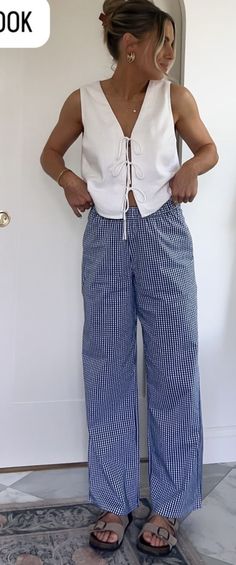 Beach Outfits Coverup, Jeans Europe Outfit, Long Pant Summer Outfits, Summer Europe Outfits Aesthetic, Australia Outfit Aesthetic, Business Beach Outfit, Europe Outfits Casual, Eastern Europe Summer Outfits, Italian Coast Aesthetic Outfit