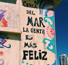 a sign on the side of a building that says, cerra del marr la gente be mas feliz