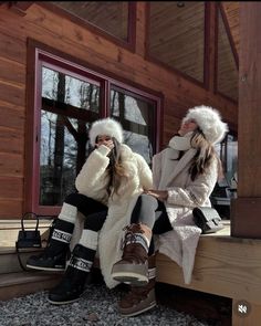 St Moritz Outfit, Moon Boots Outfit Winter Snow, Winter Luxury Outfits, Moonboots Outfits, Moon Boots Outfit Winter, Moon Boots And Bikinis, Parisian Winter Style, Ski Moon Boots, Moon Boots With Fur