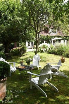 there is a table and chairs in the yard